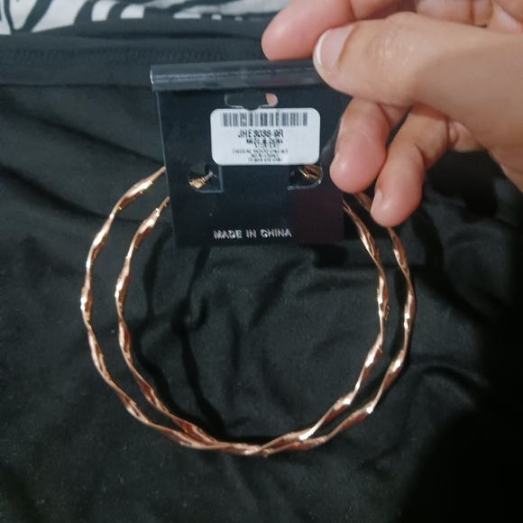 NEW Women Rose gold fashion hoop earrings - Picture 6 of 6